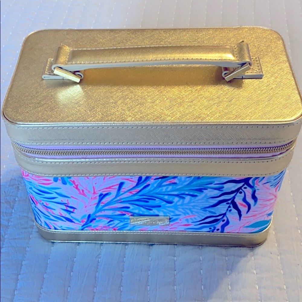 Makeup carry case.